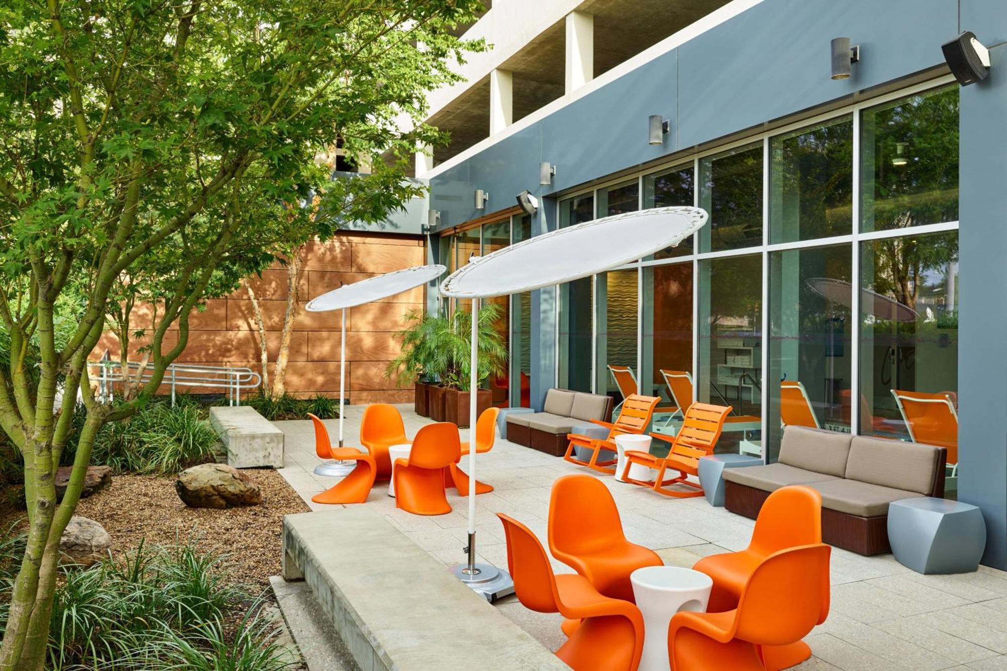 Aloft Houston By The Galleria Екстериор снимка