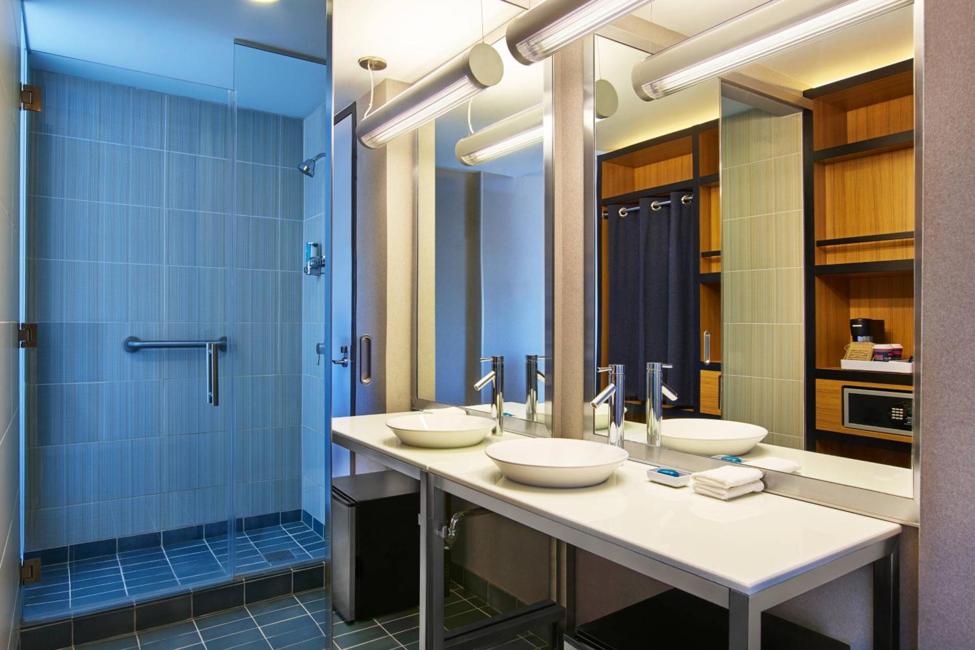 Aloft Houston By The Galleria Екстериор снимка