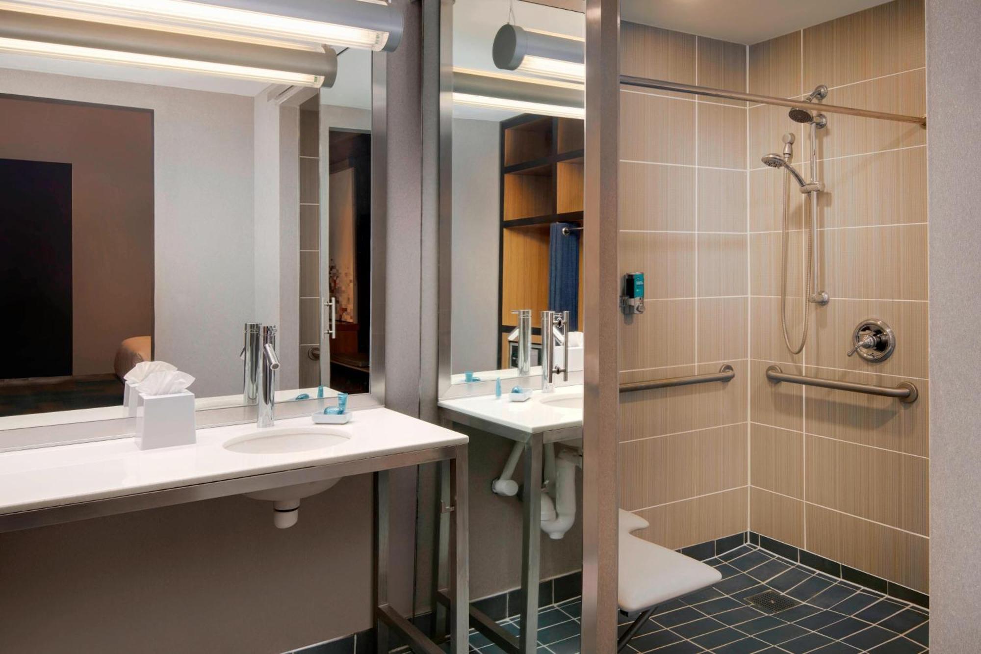 Aloft Houston By The Galleria Екстериор снимка
